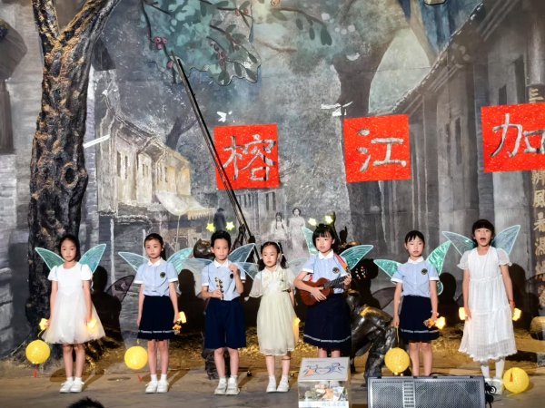 富深所 西南F4感情深 成都小学生街头义演 为榕江捐款“扎起”！